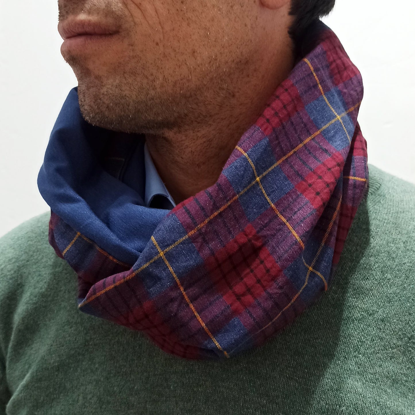 Bufanda Infinita Cuello Hombre · Cuadrados Burdeos, Revés Azul