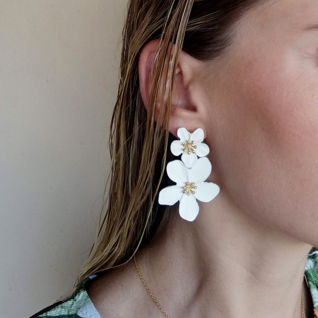 Pendientes Largos Doble Flor · Blanco
