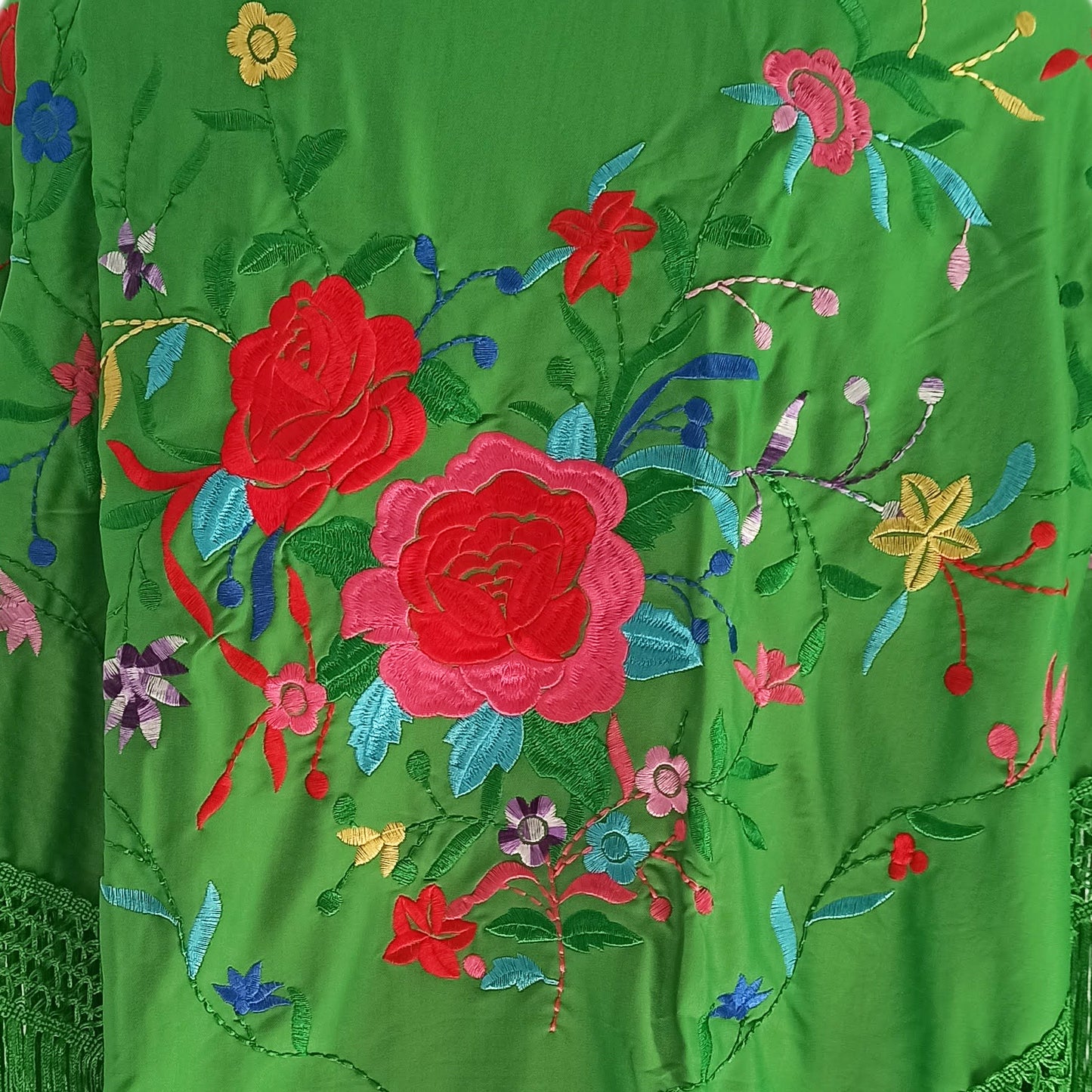 Großer, bestickter Flamenco-Schal · Hellgrünes Blumenmuster (160 x 85 cm)