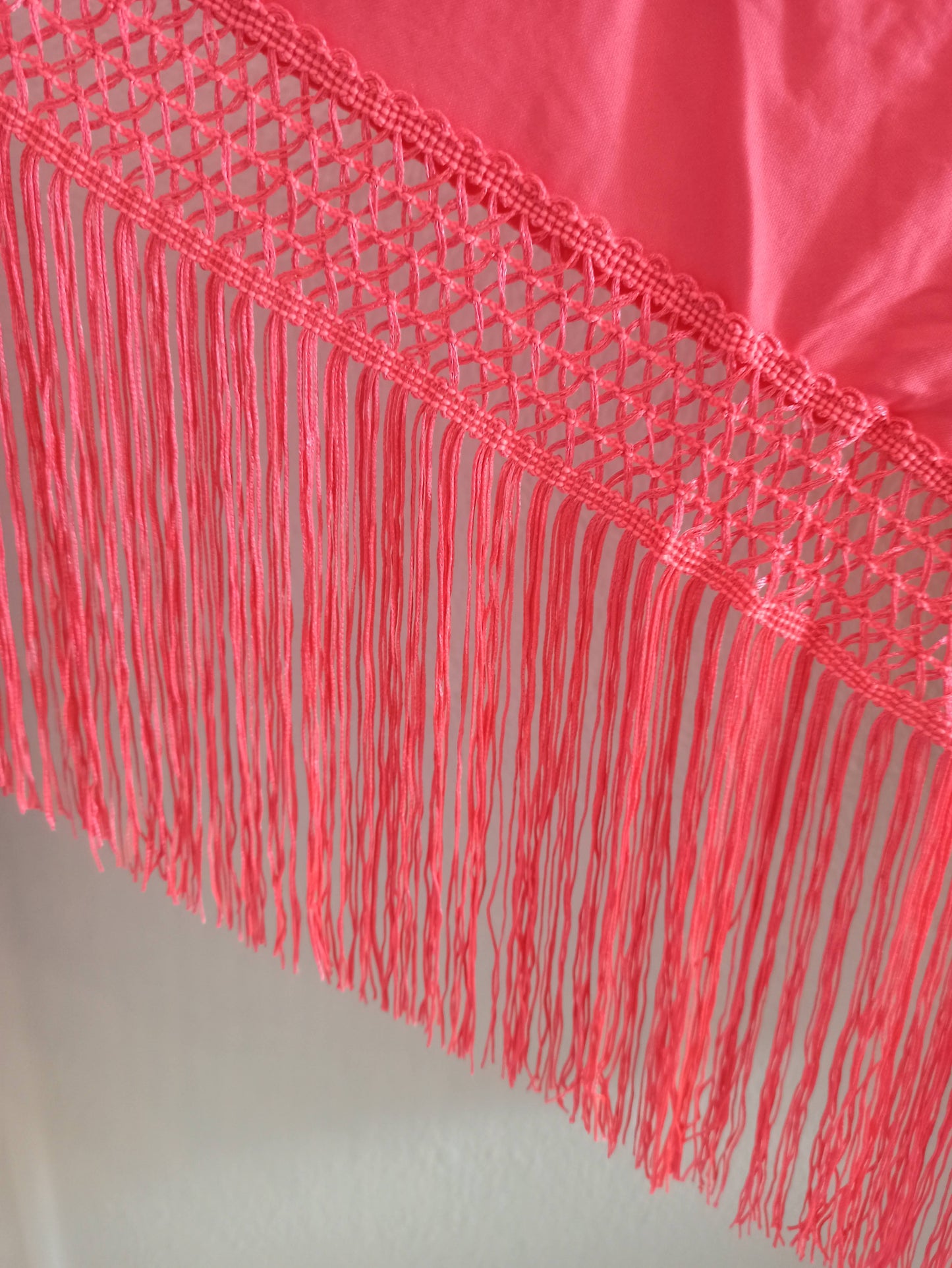 Mantón Flamenco Grande Bordado · Coral Rojo Oro Floral (160 x 85cm)