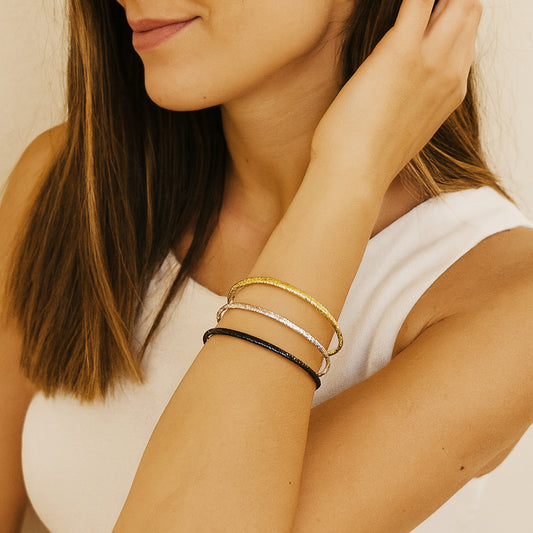 Set de 3 Pulseras Individuales Texturizadas · Oro Amarillo, Plata y Negro