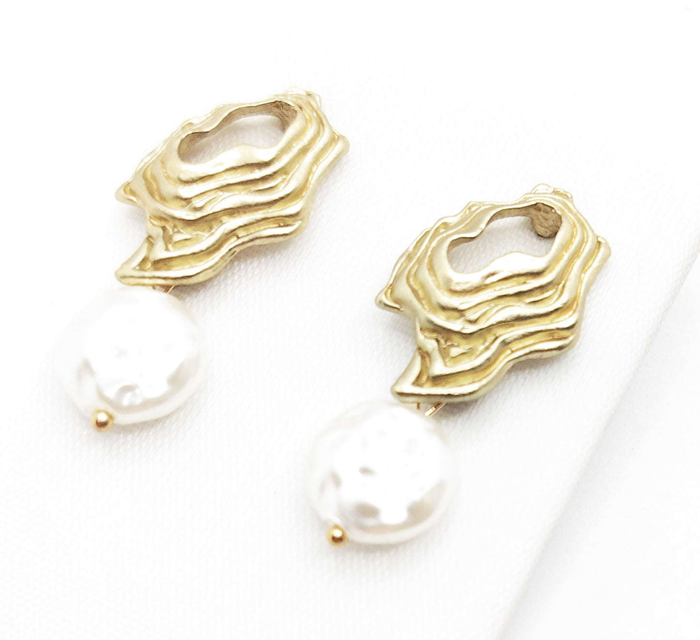 Pendientes dorados · Oro Mate Perla