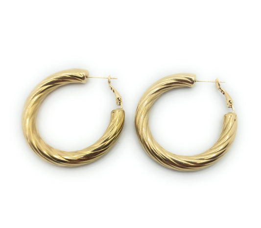 Pendientes de aro dorado con relieve texturizado, diseño moderno y elegante de 3,5 cm