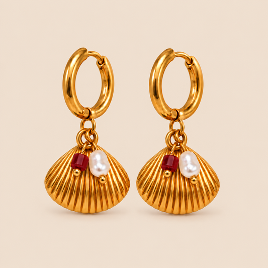 Pendientes dorados con concha del Camino de Santiago, detalle perlado y rojo