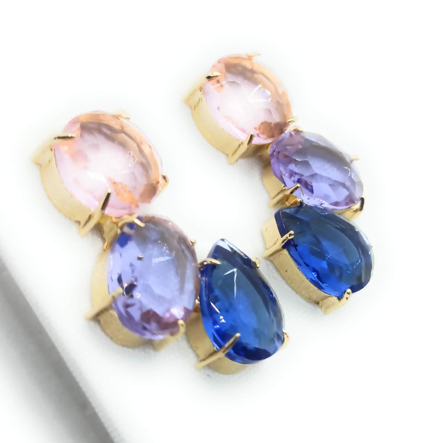 Pendientes Largos con Cristales de Colores · Rosa Lavanda Azul