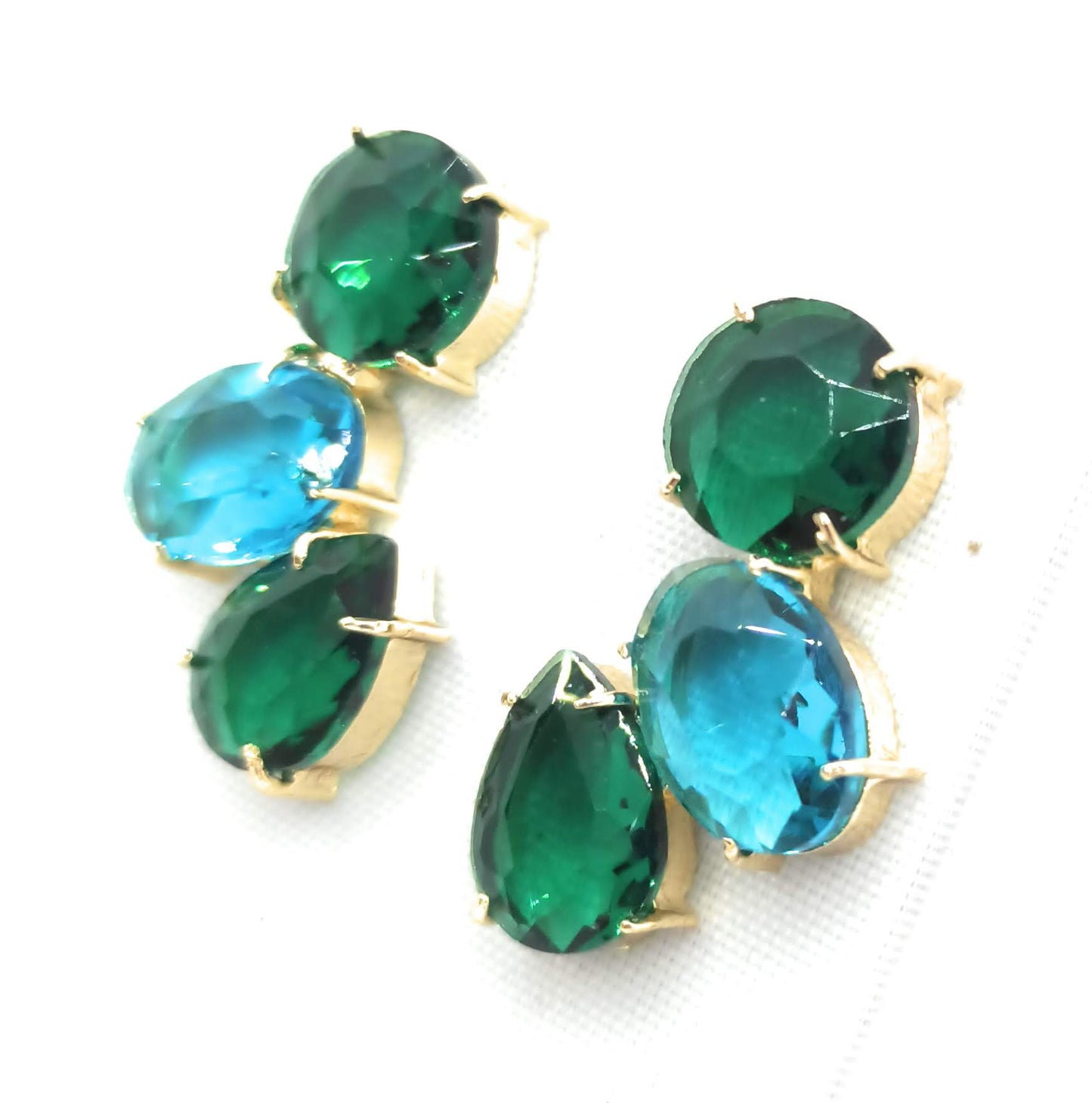 Pendientes Largos con Cristales de Colores · Verde Celeste Esmeralda