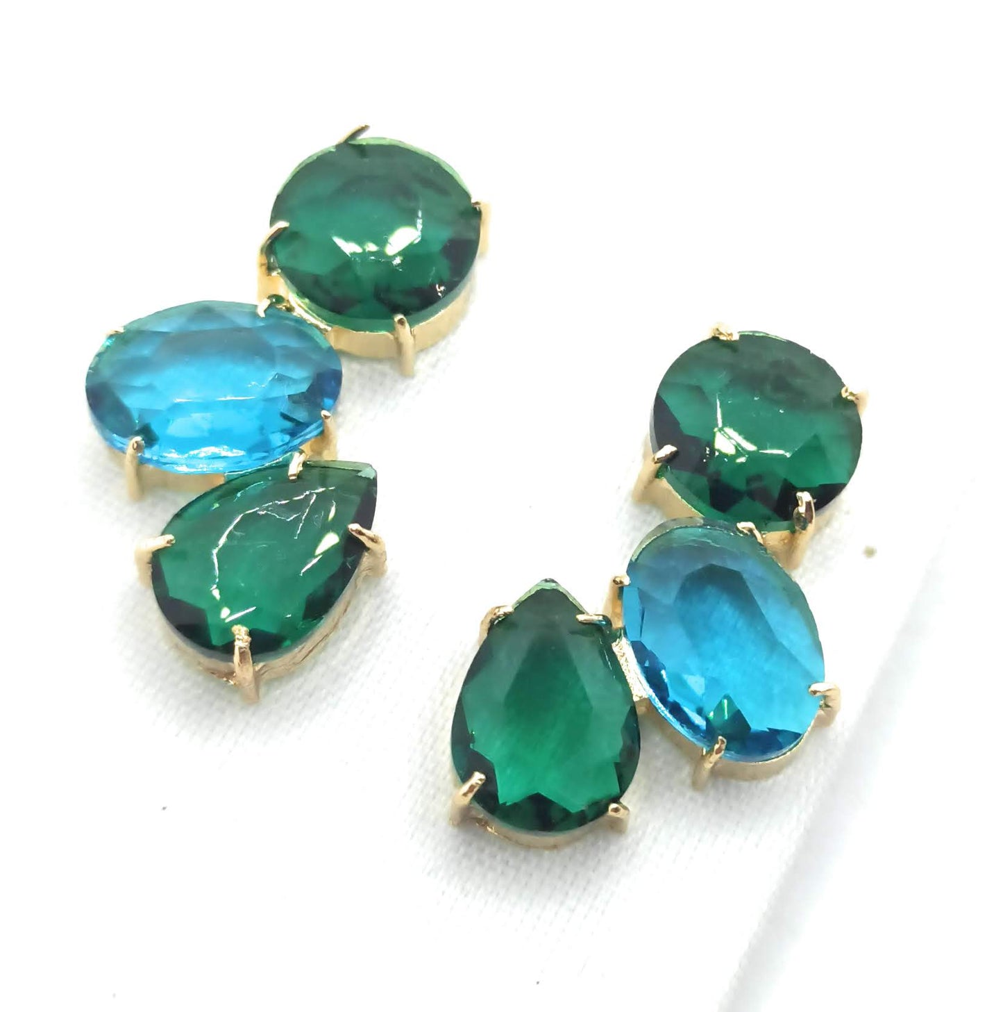 Pendientes Largos con Cristales de Colores · Verde Celeste Esmeralda