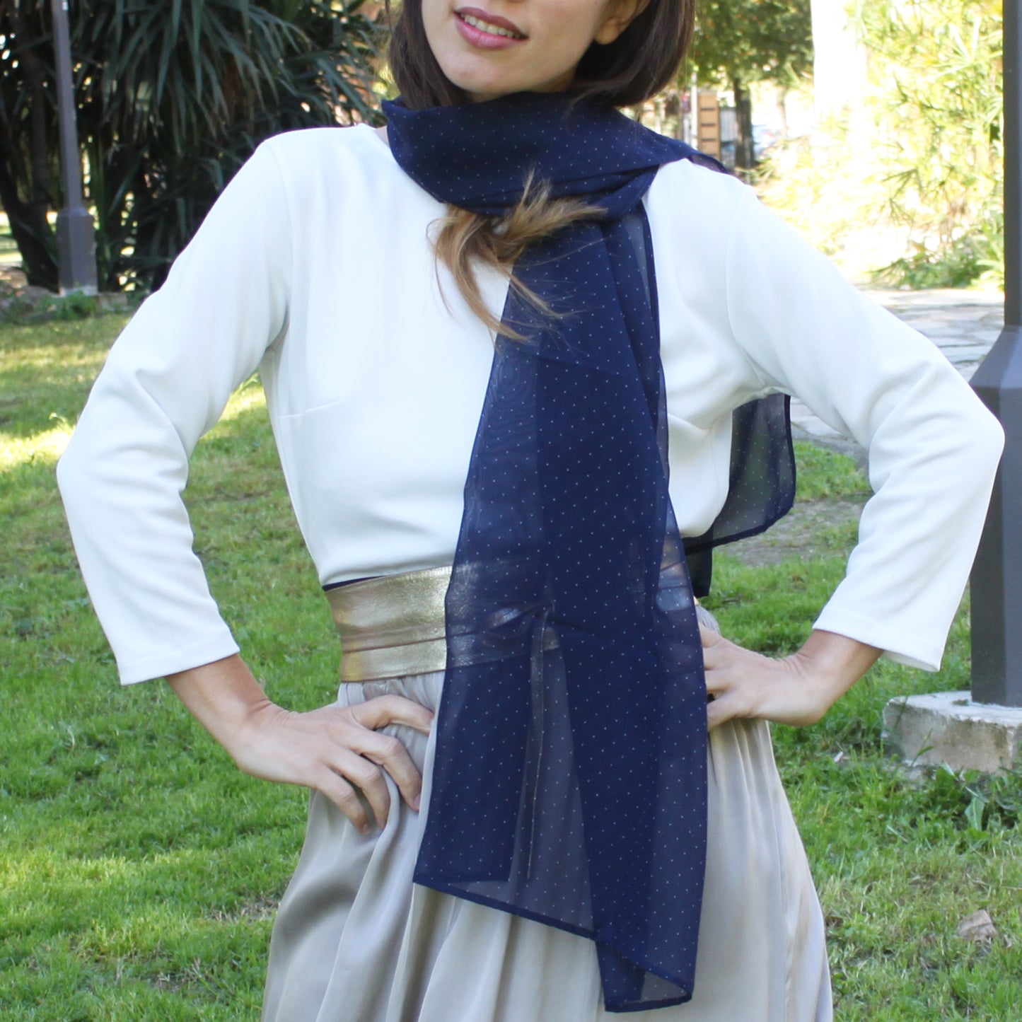 Chal de Fiesta Chifón · Azul Marino con Lunares Blancos (50x150cm)