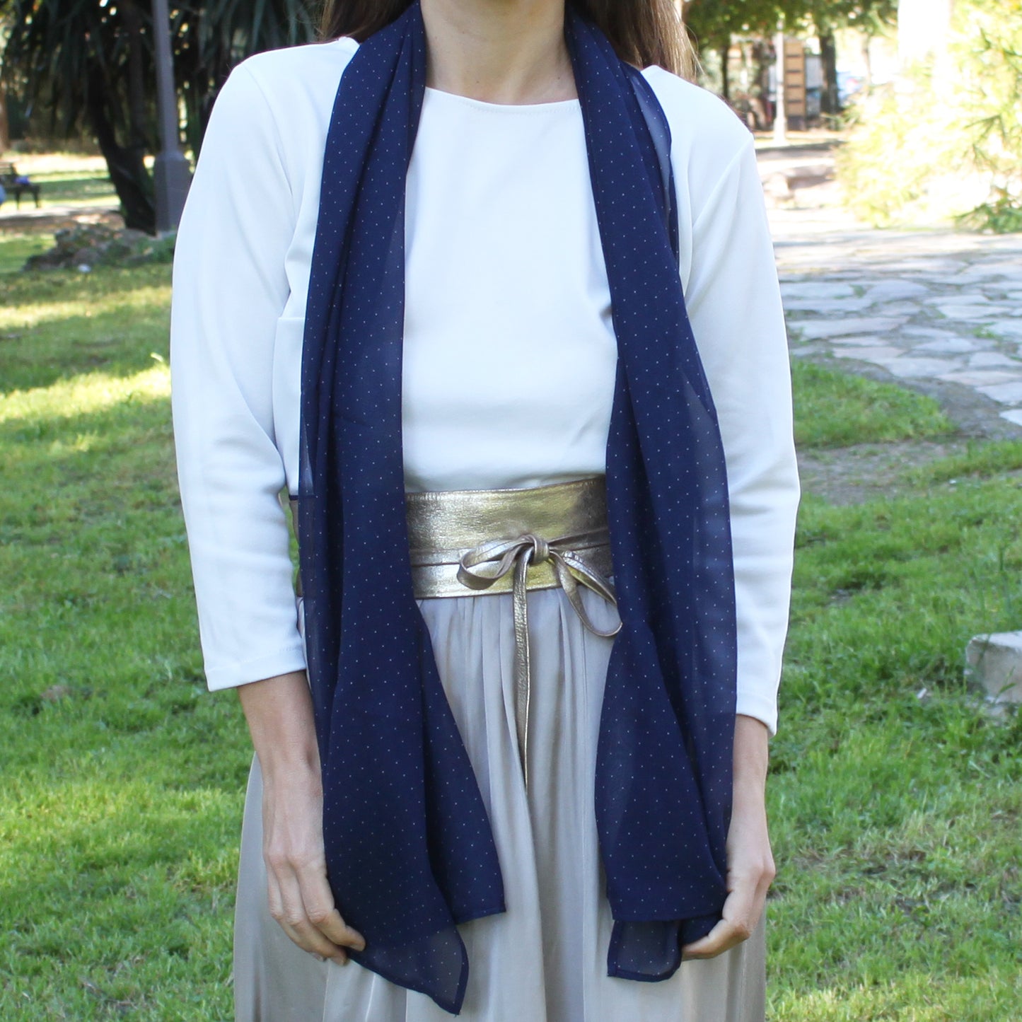 Chal de Fiesta Chifón · Azul Marino con Lunares Blancos (50x150cm)