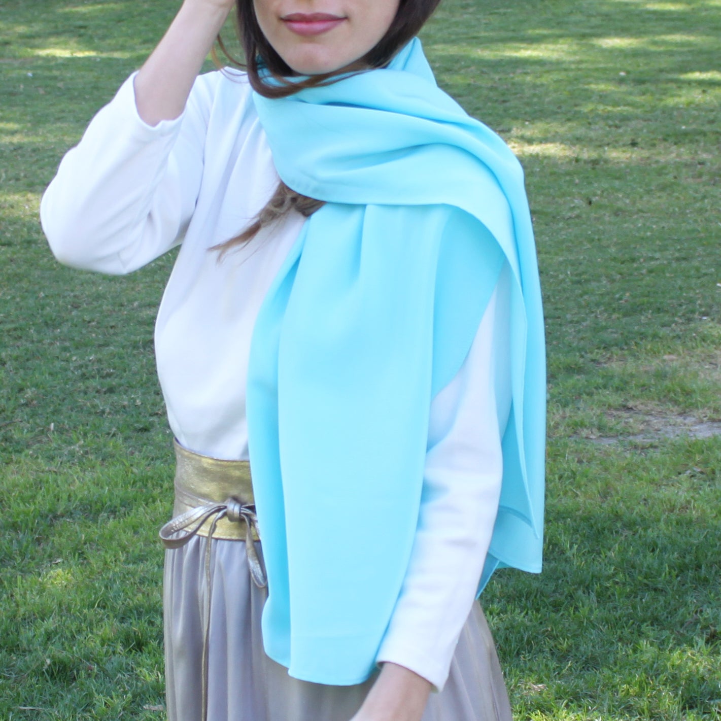 Chal de Fiesta Crepe de Seda – Elegancia Artesanal Hecha en Sevilla · Azul Claro (50x150cm)