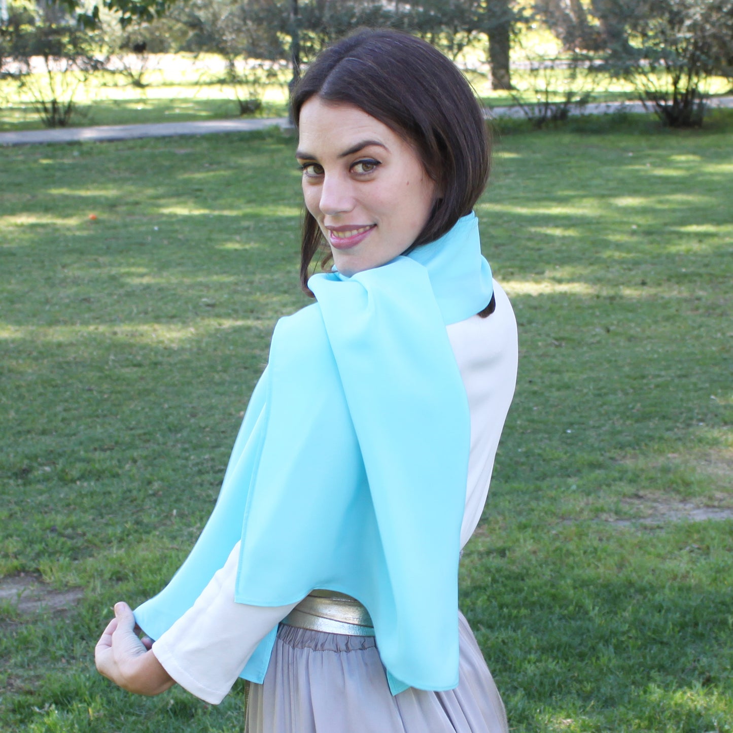 Chal de Fiesta Crepe de Seda – Elegancia Artesanal Hecha en Sevilla · Azul Claro (50x150cm)