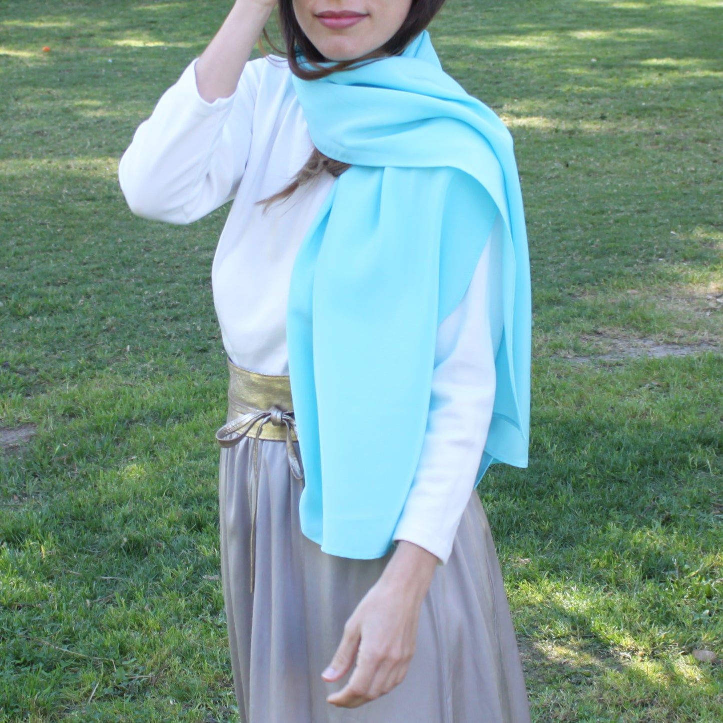 Chal de Fiesta Crepe de Seda – Elegancia Artesanal Hecha en Sevilla · Azul Claro (50x150cm)