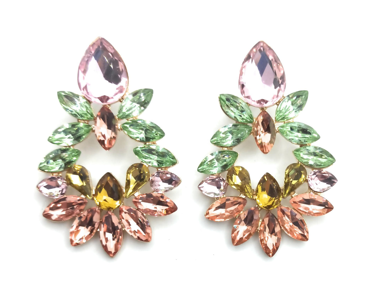 pendientes grandes de cristales facetados, brillantes y coloridos, ideales para bodas, fiestas o comuniones.