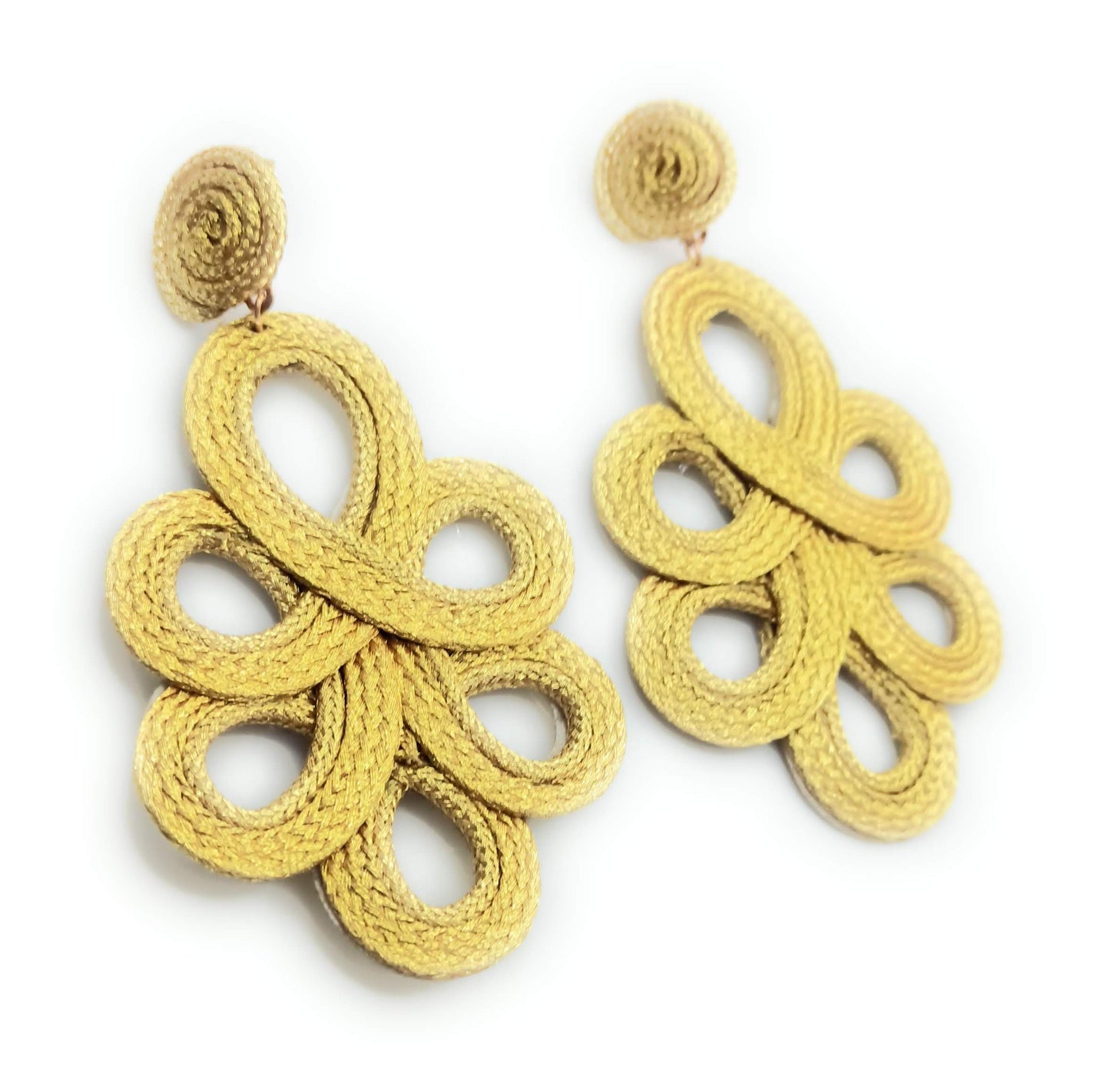 Pendientes largos dorados y ligeros de flamenca · Oro