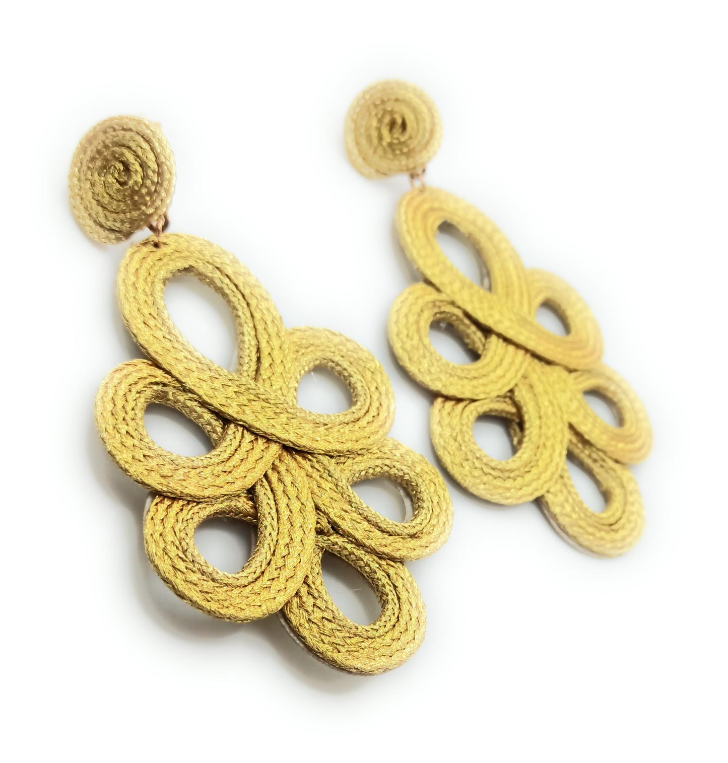 Pendientes largos dorados y ligeros de flamenca · Oro