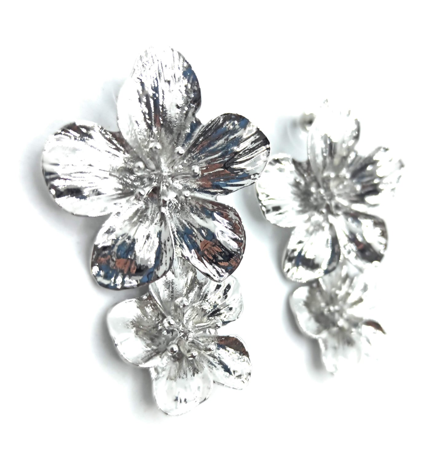 Pendientes Largos Plateados Doble Flor · Plata Brillo