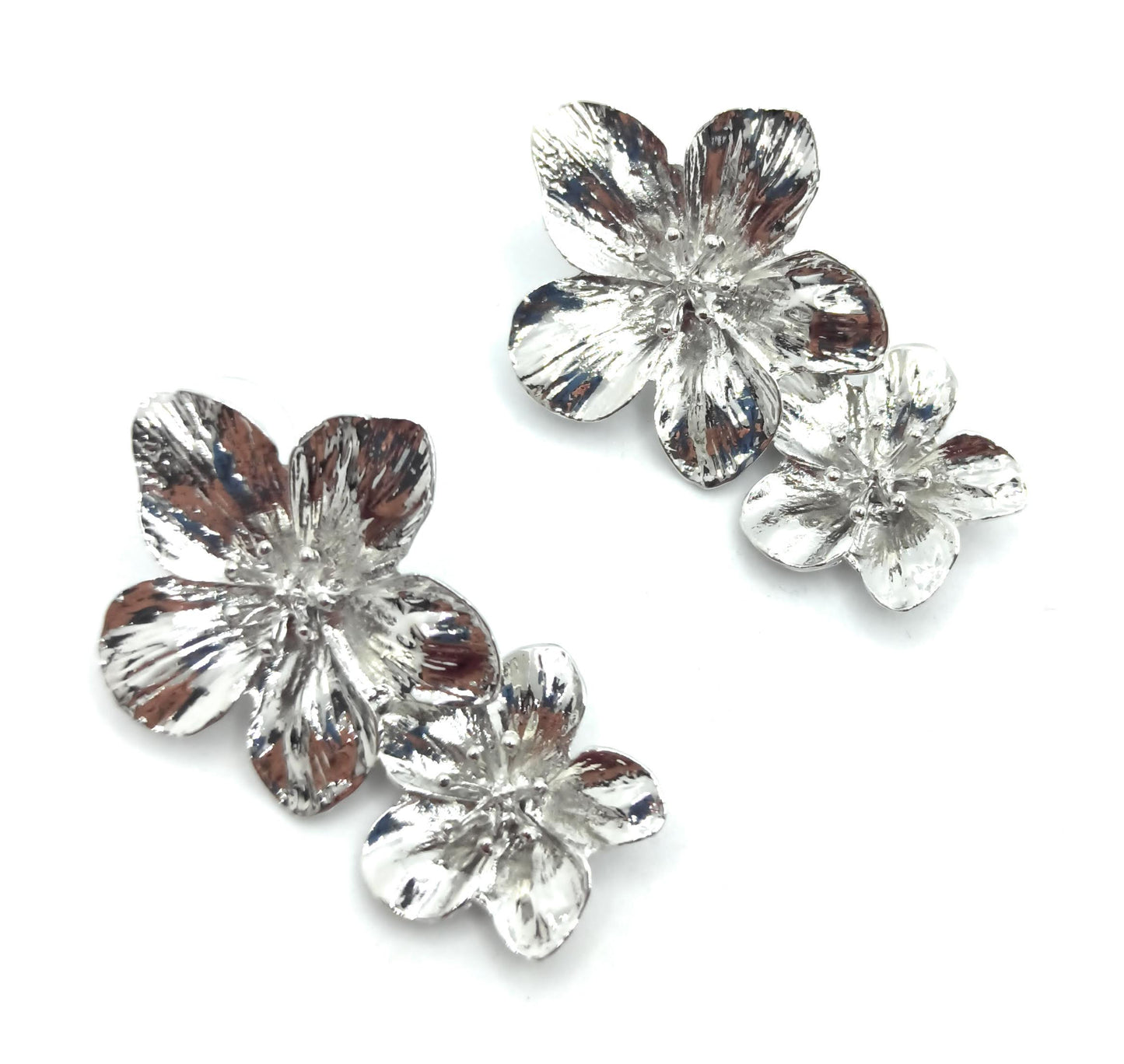 Pendientes Largos Plateados Doble Flor · Plata Brillo