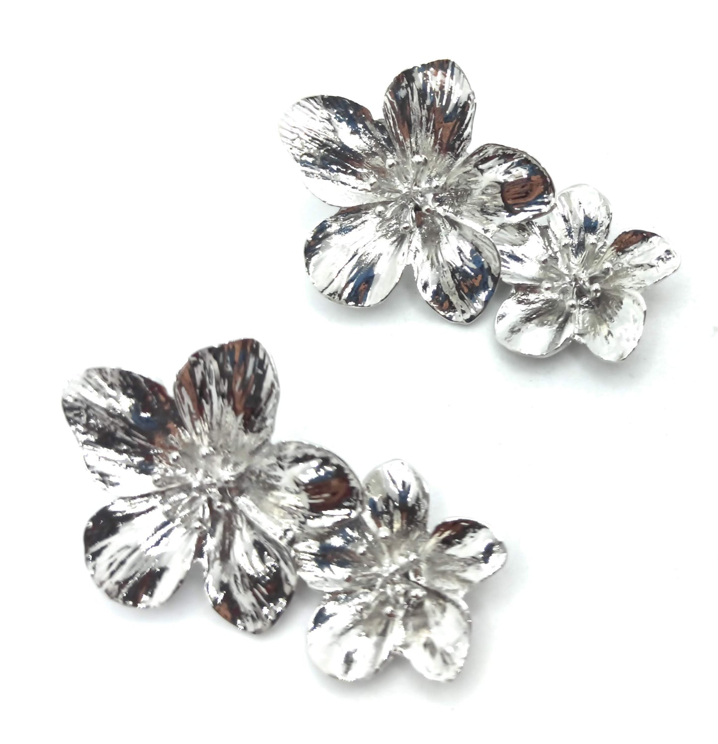 Pendientes Largos Plateados Doble Flor · Plata Brillo