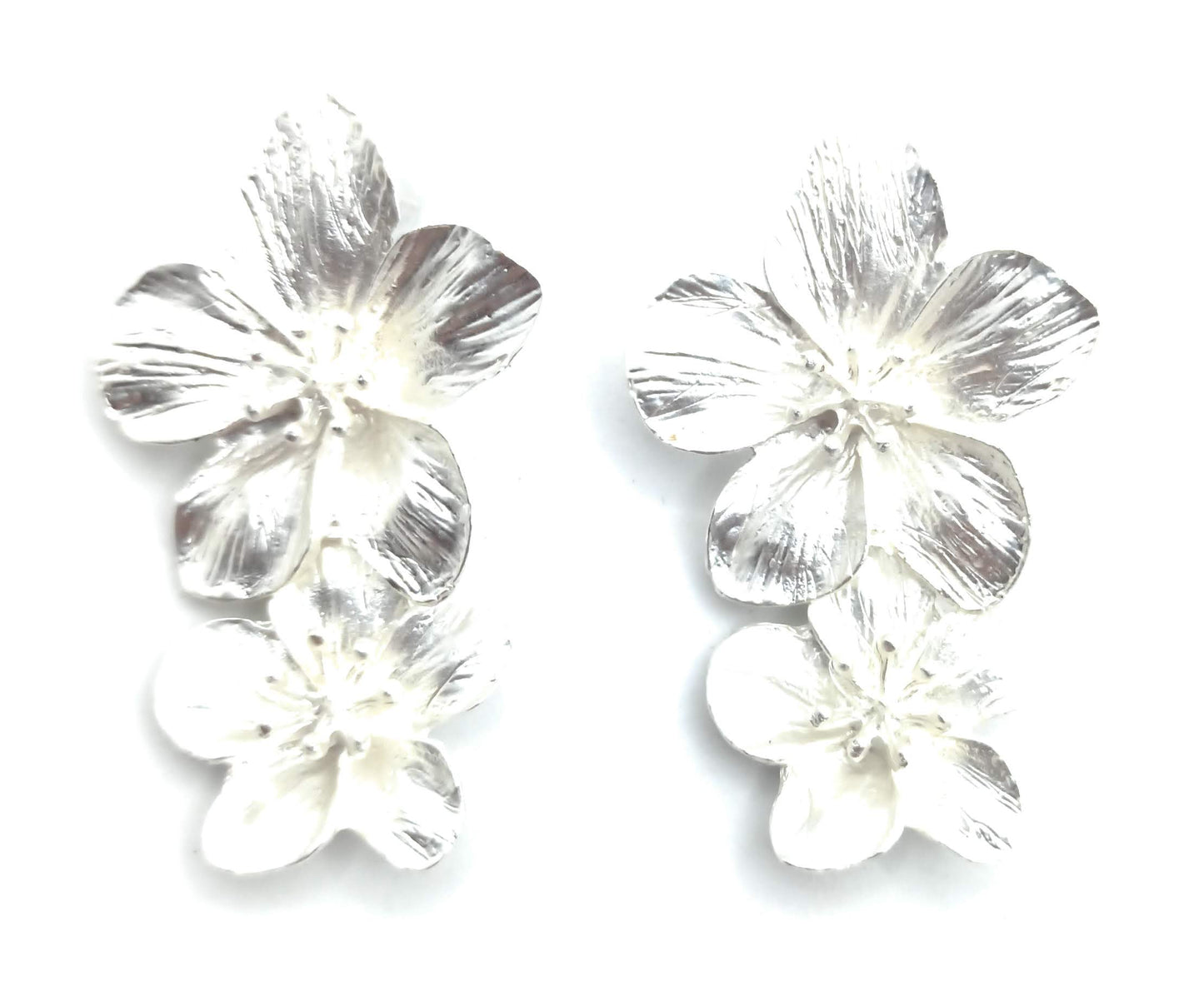 Pendientes Largos Plateados Doble Flor · Plata Mate