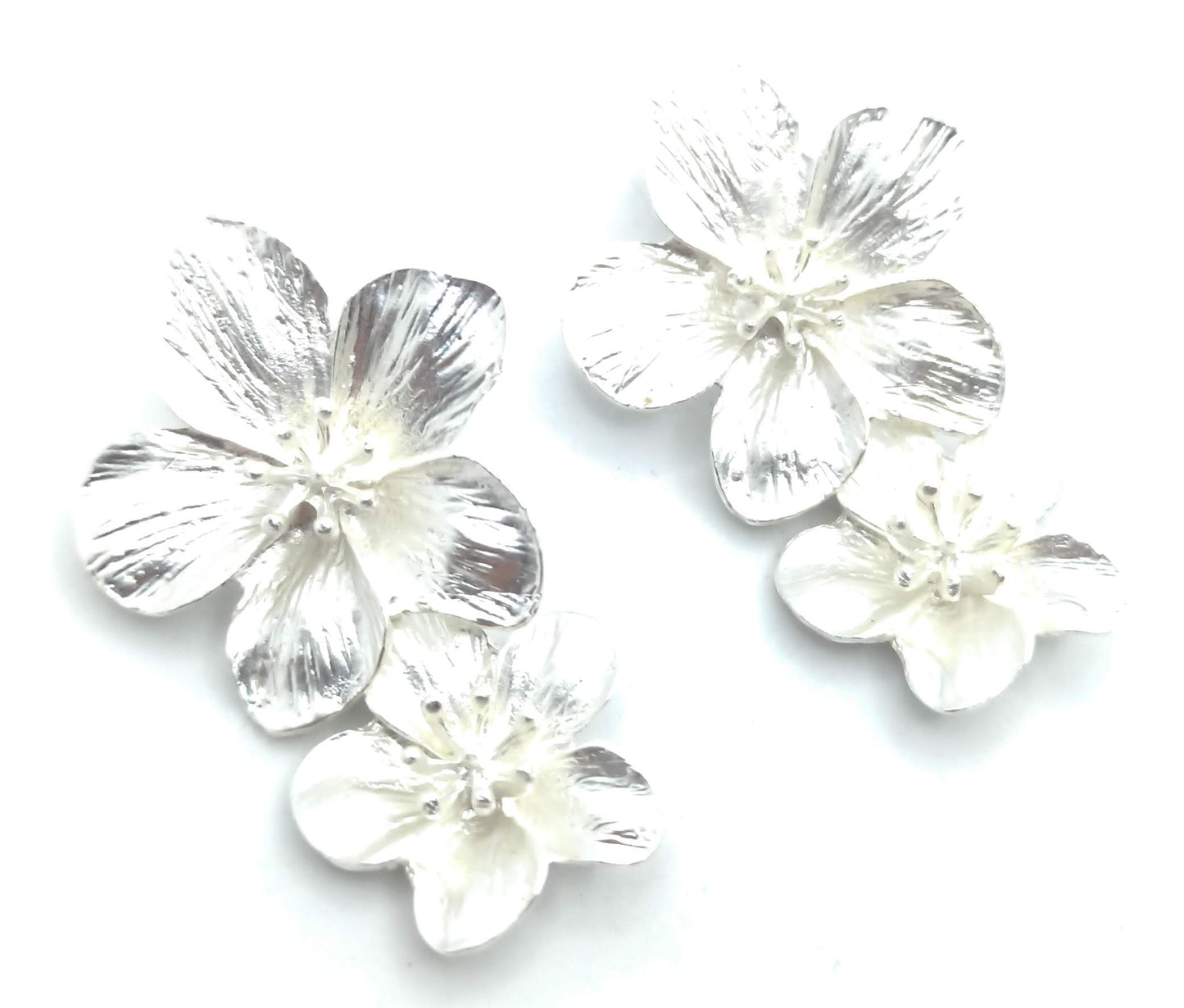 Pendientes Largos Plateados Doble Flor · Plata Mate