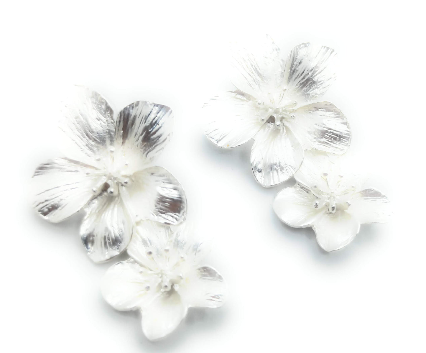 Pendientes Largos Plateados Doble Flor · Plata Mate