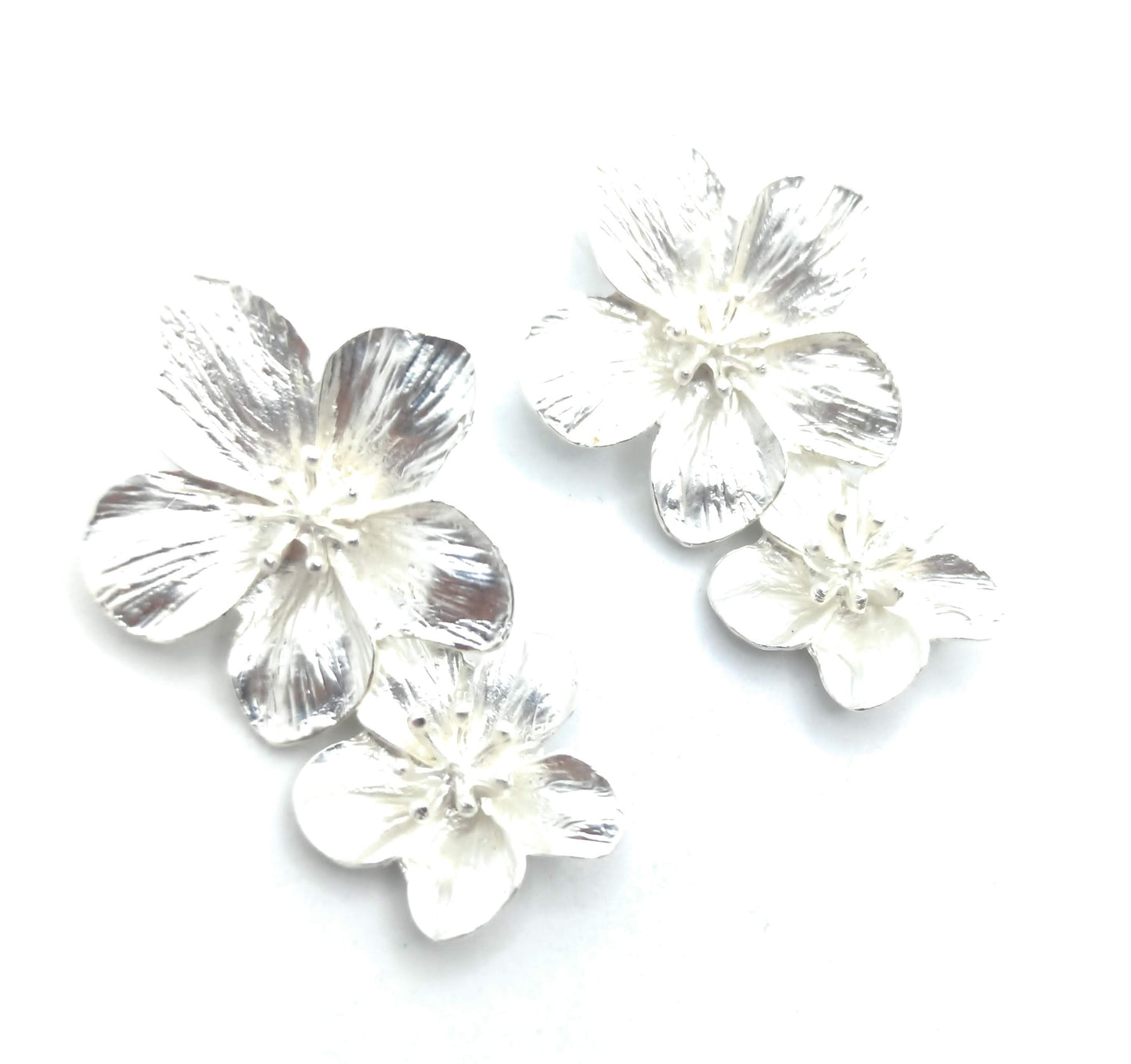 Pendientes Largos Plateados Doble Flor · Plata Mate