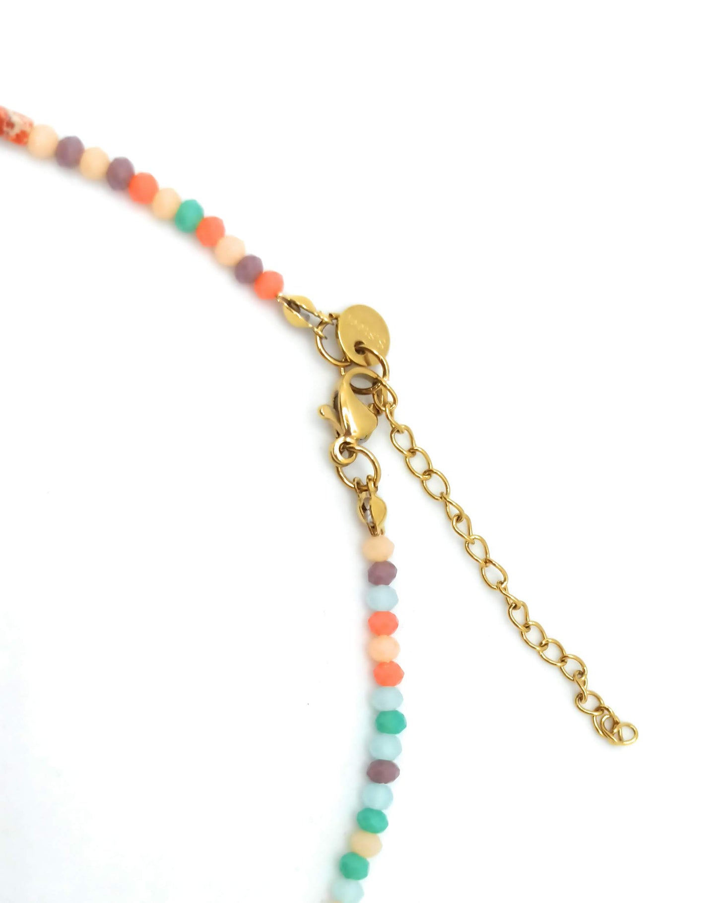 Collar Corto Cuentas de Cristales Multicolor · Colgante Dorado