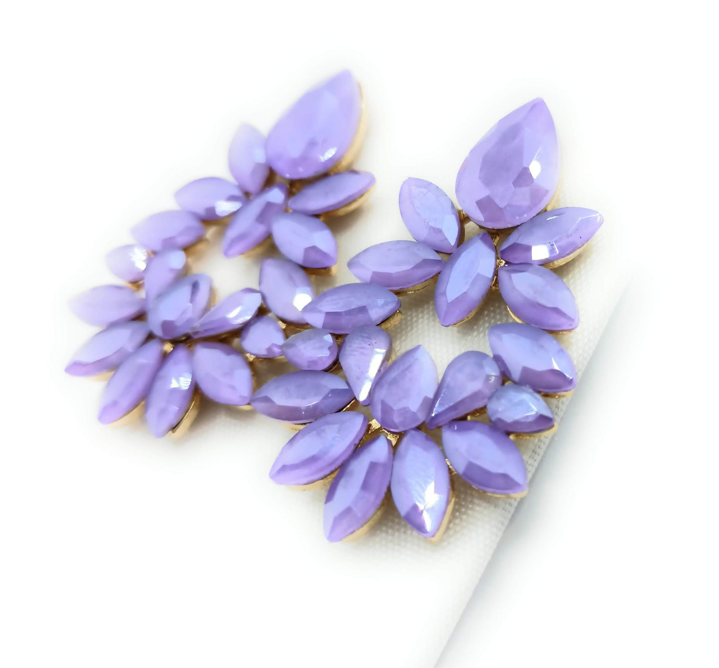 Pendientes de Cristales facetados grandes y brillantes · Lila Lavanda