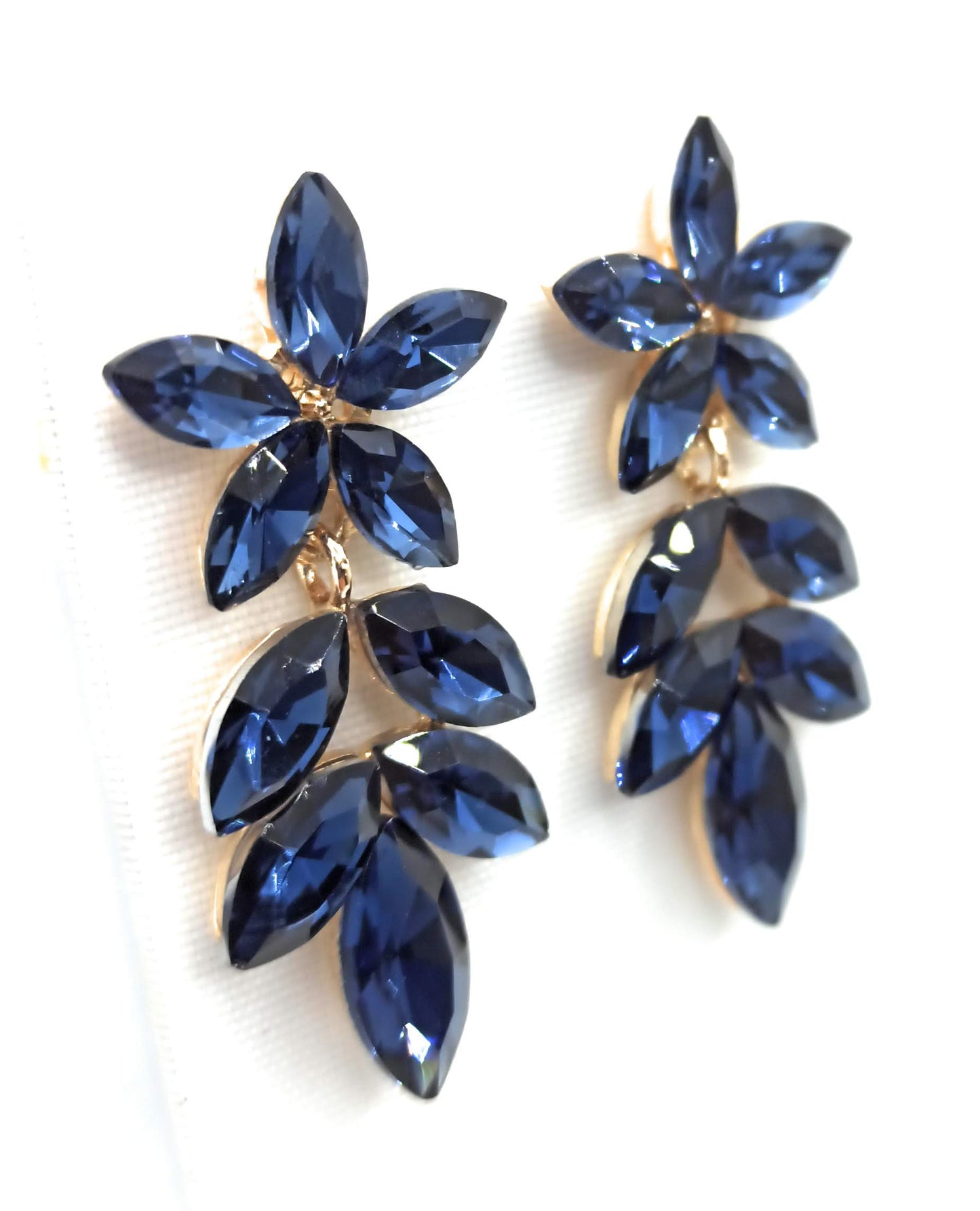 Pendientes Largos de Cristales Florales · Azul Marino, Oro