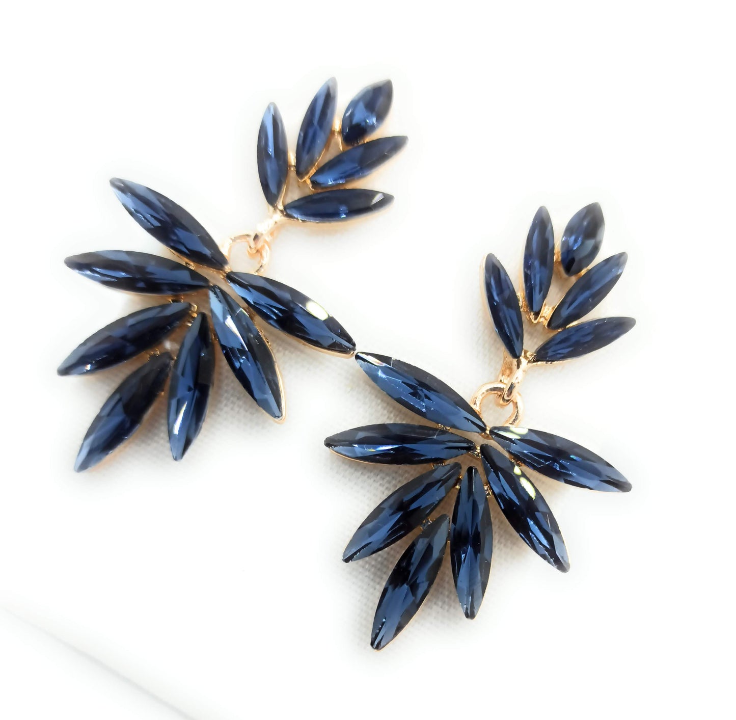 Pendientes Largos de Cristales · Azul Marino, Oro