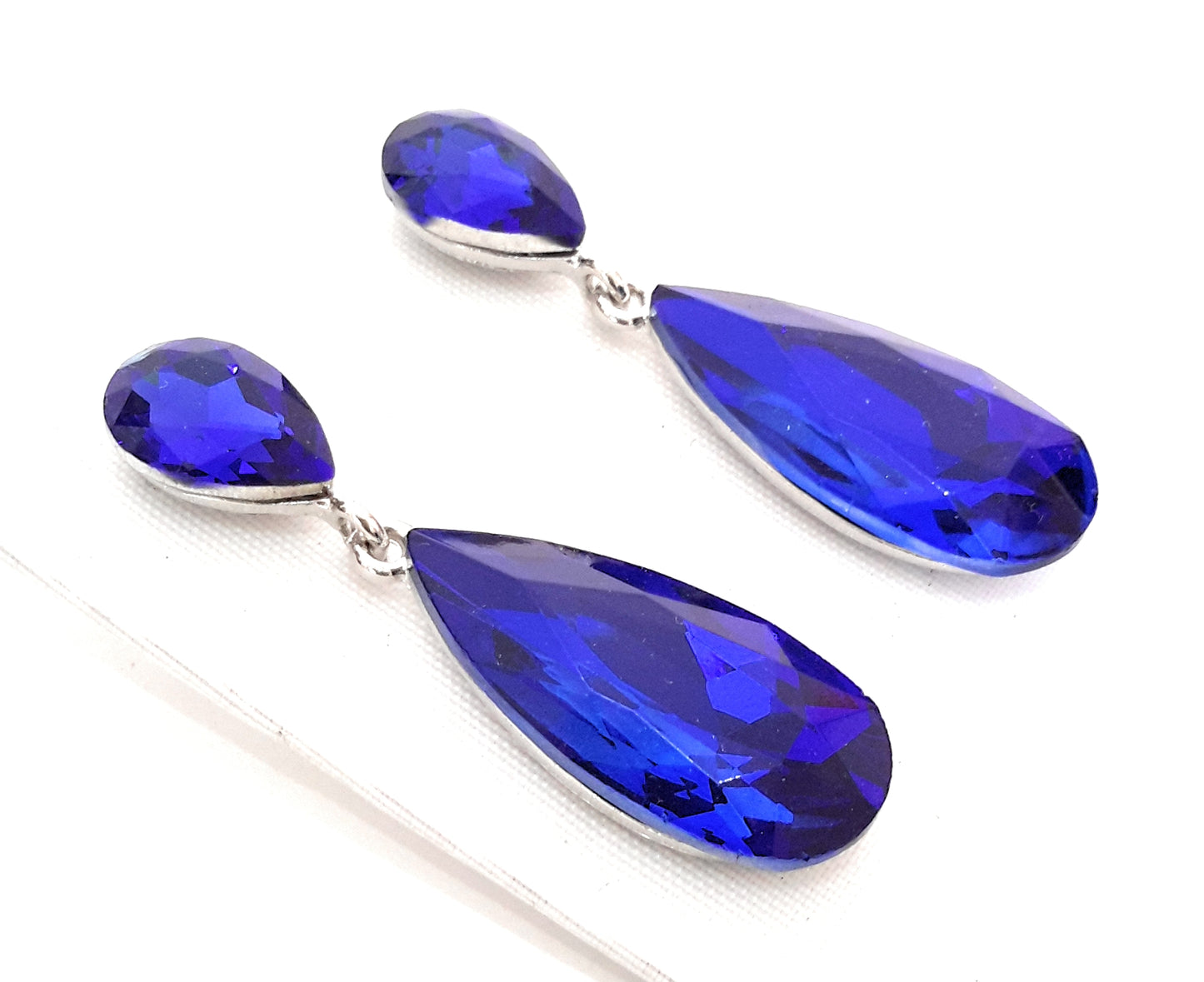 Pendientes Largos de Fiesta con Cristales Facetados – Elegancia y Brillo · Azul Zafiro