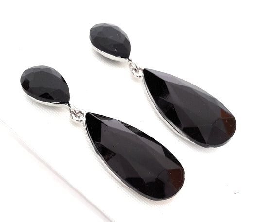 Pendientes Largos de Fiesta con Cristales Facetados – Elegancia y Brillo · Negro