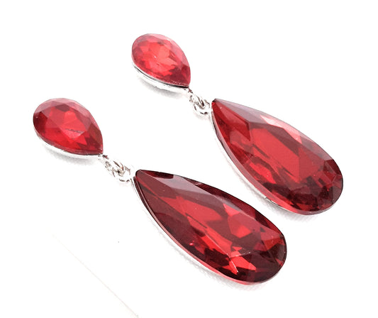 Pendientes Largos de Fiesta con Cristales Facetados – Elegancia y Brillo · Rojo