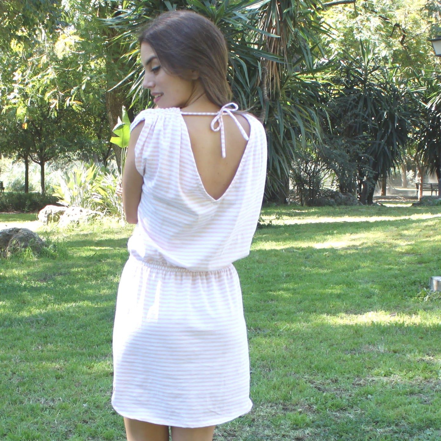 Figurbetontes Kleid · Lachsfarbene Streifen (S/M)