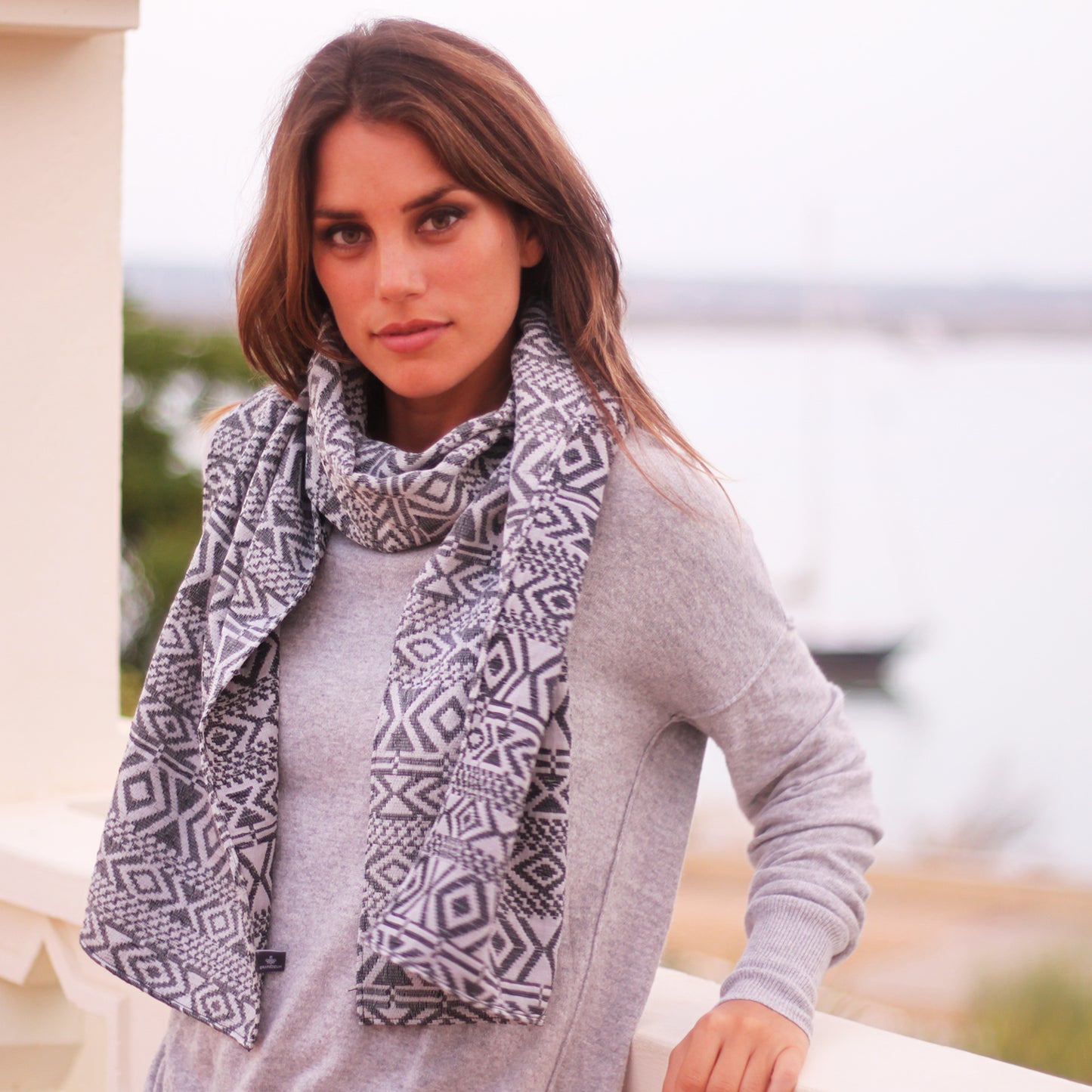 Bufanda Grande Rectangular · IKAT Blanco Negro (última unidad!)
