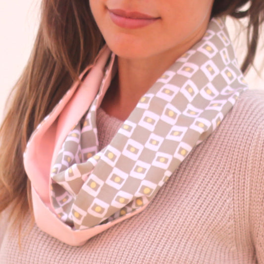 Fular Circular Reversible · Cuadraditos / Rosa Claro