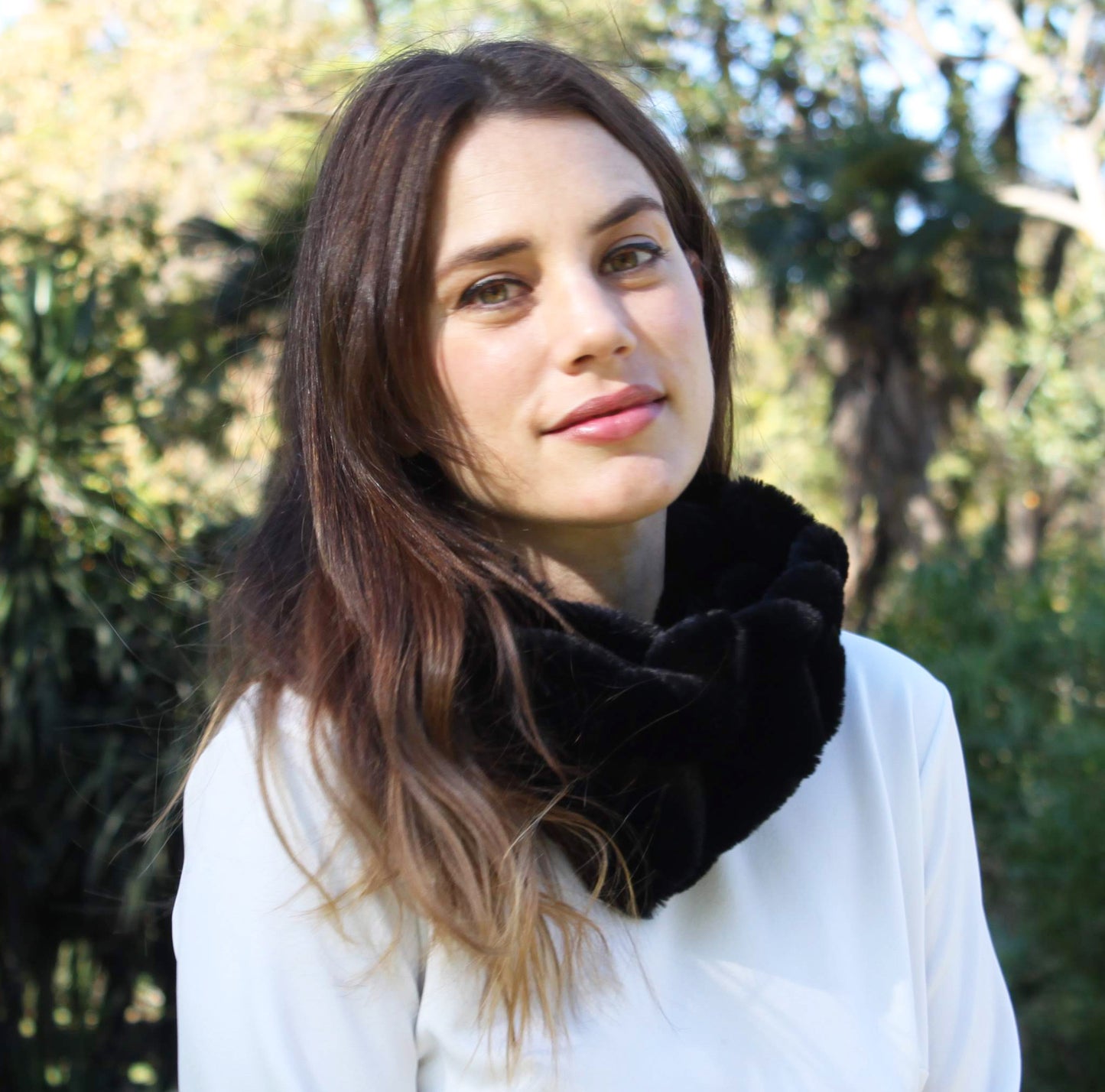 Bufanda de Pelo Sintético de Mujer – Suave, Elegante y Muy Calentita · Negro (Hecho en Sevilla, España)