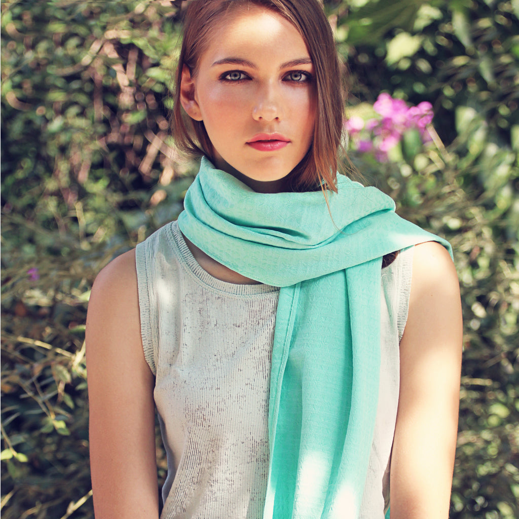 Fular con Madroños – Alegre, Artesanal y Hecho en Sevilla · Celeste (42x175cm)