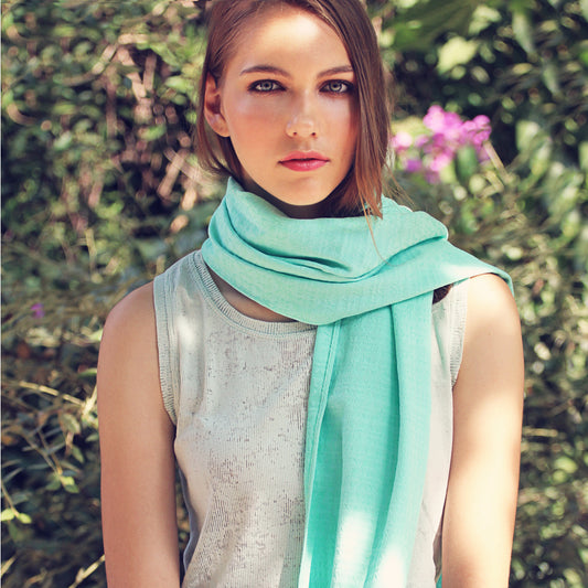 Fular con Madroños – Alegre, Artesanal y Hecho en Sevilla · Celeste (42x175cm)