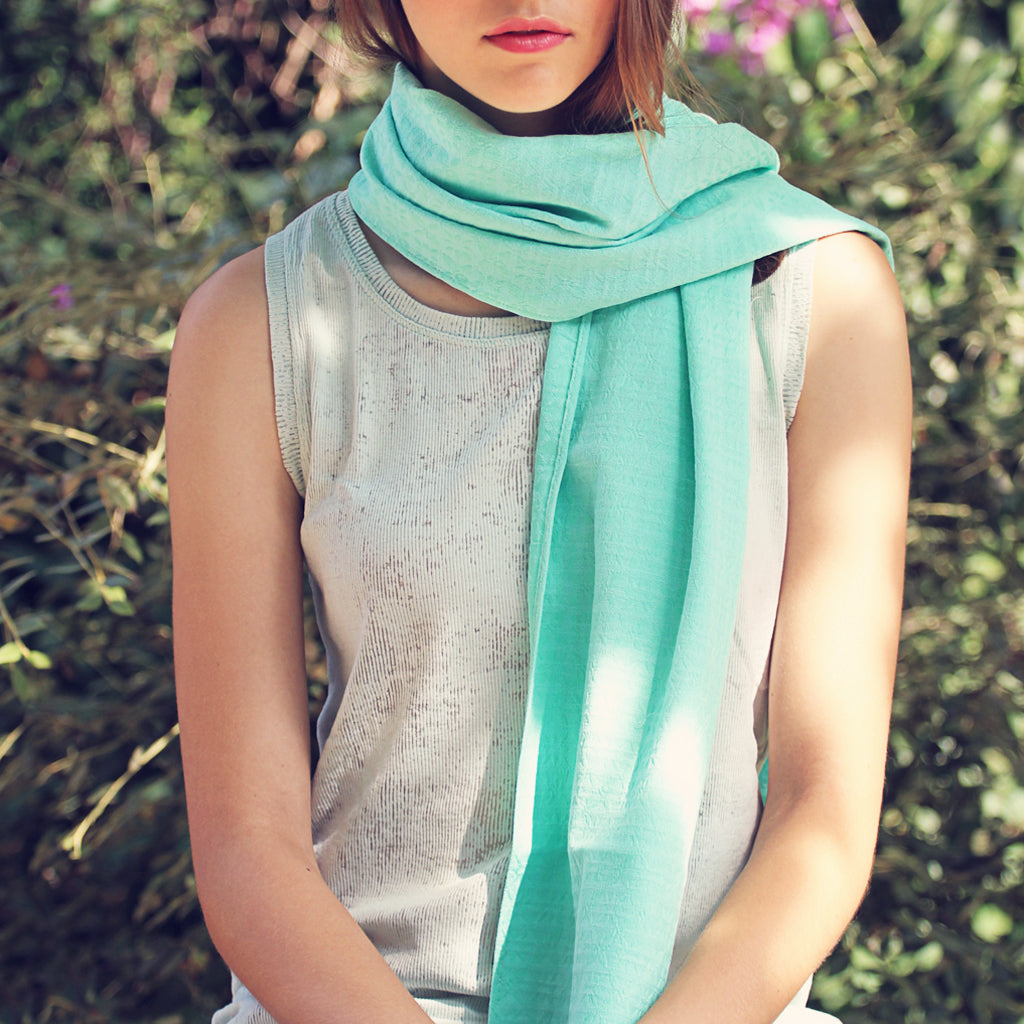 Fular con Madroños – Alegre, Artesanal y Hecho en Sevilla · Celeste (42x175cm)