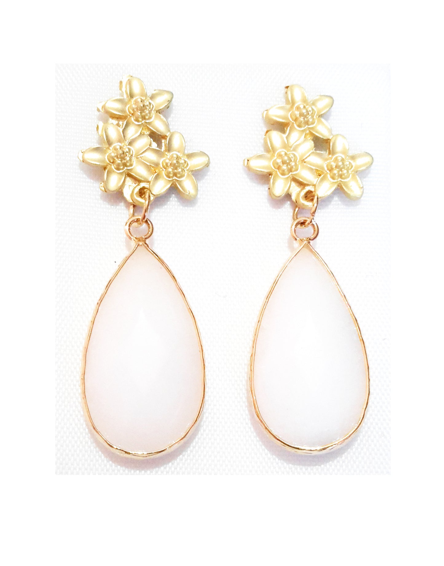 Pendientes Piedra Semipreciosa Blanca · Flores Doradas Blanco