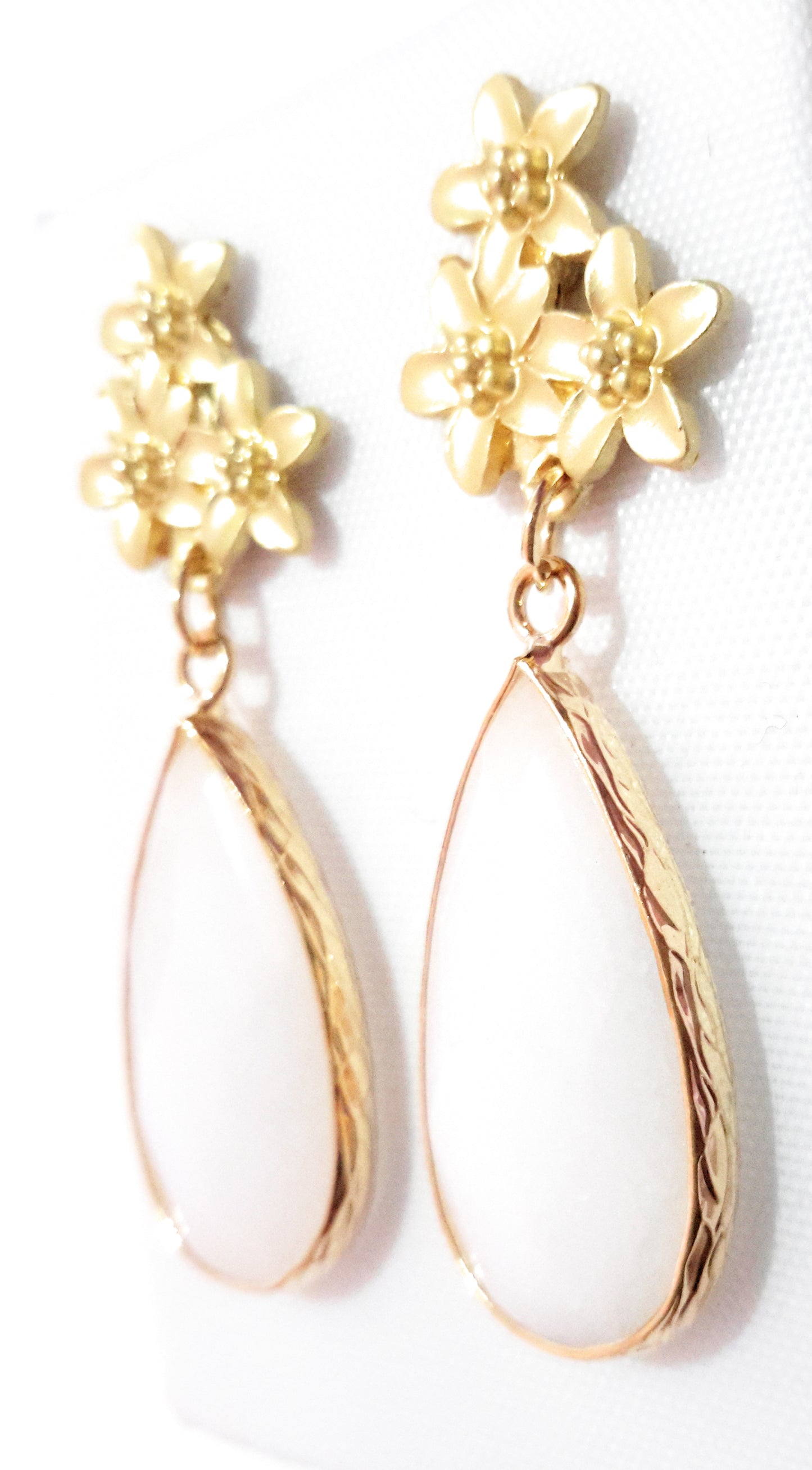 Pendientes Piedra Semipreciosa Blanca · Flores Doradas Blanco