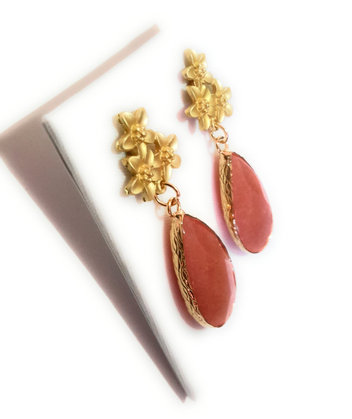 Pendientes Piedra Semipreciosa · Flores Doradas Coral
