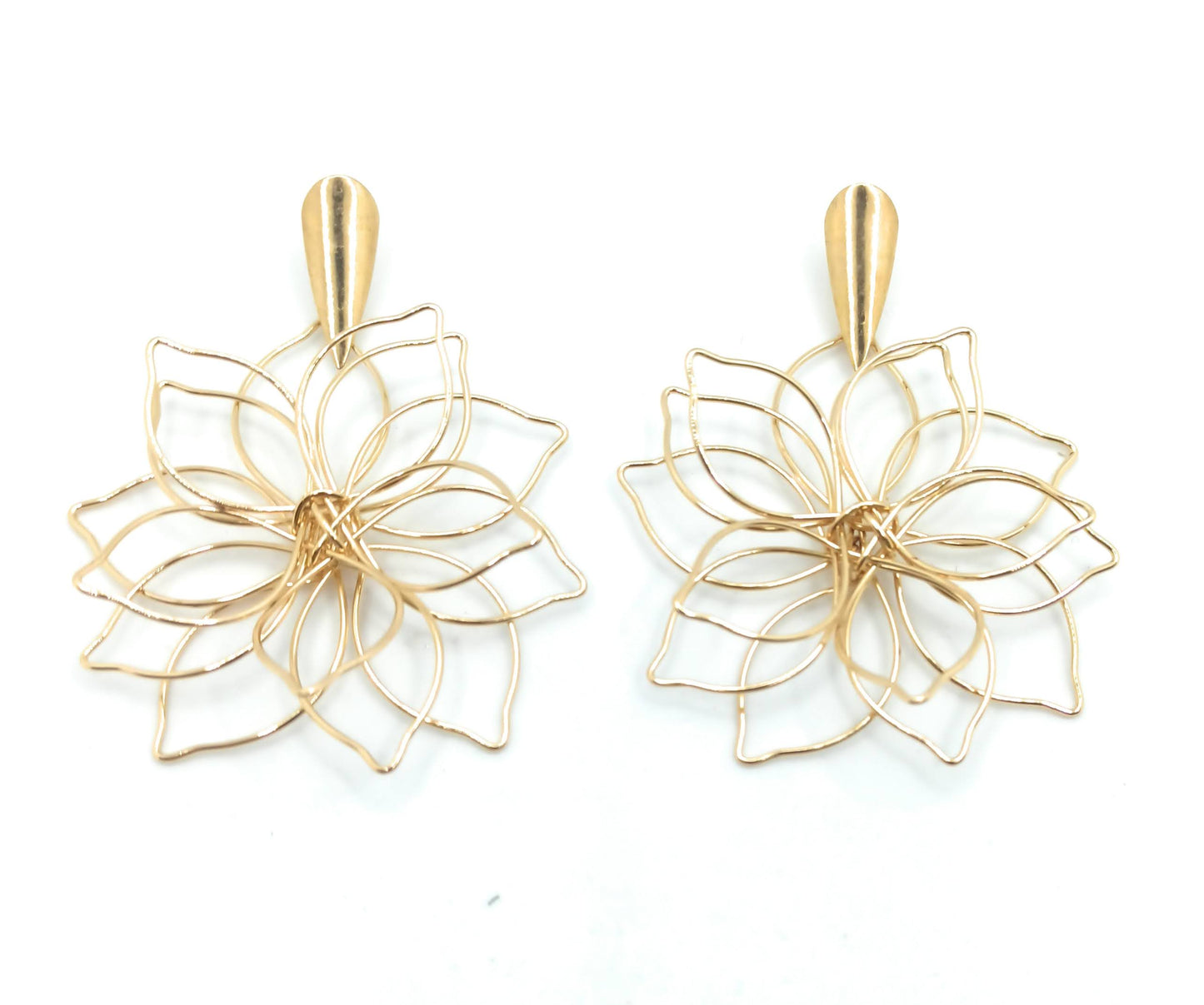 Pendientes dorados grandes y ligeros · Flor de oro