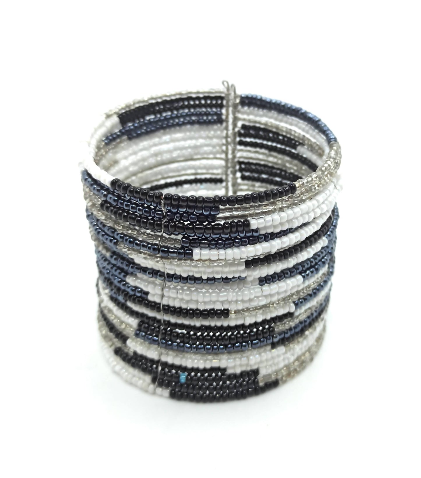 Brazalete artesanal de cuentas en espiral con alambre de metal, hecho a mano con diseño único y colorido.