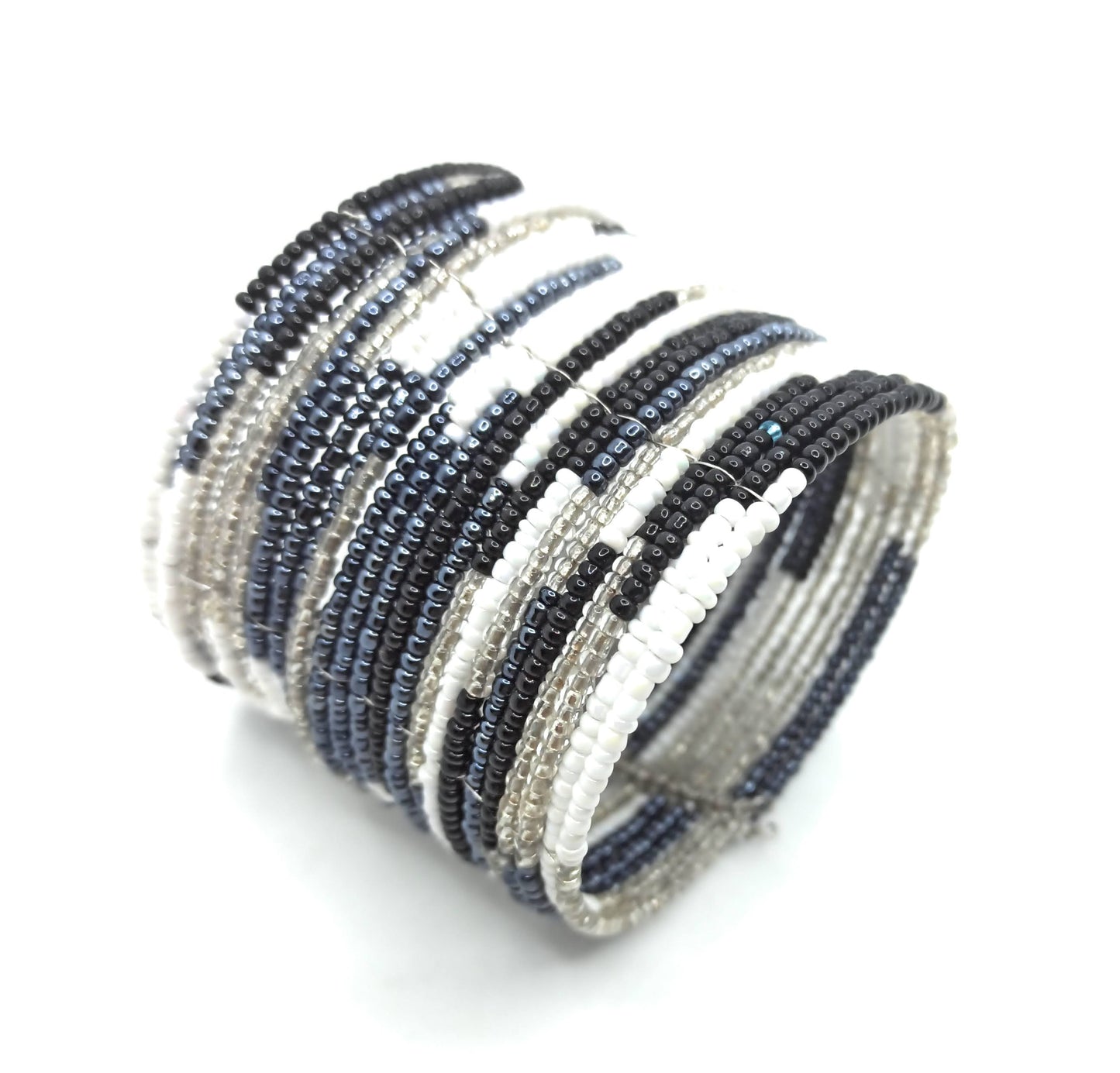 Brazalete artesanal de cuentas en espiral con alambre de metal, hecho a mano con diseño único y colorido.