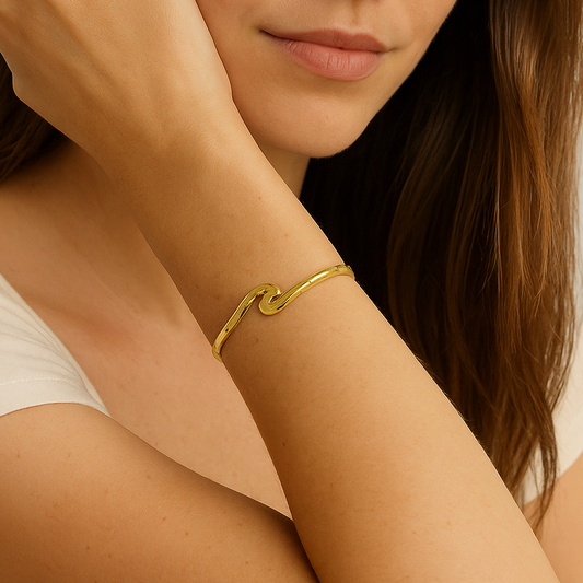 Brazalete Dorado Ola · Elegancia Natural y Brillo Sutil