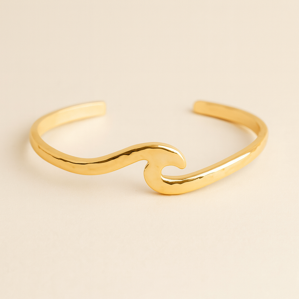Brazalete Dorado Ola · Elegancia Natural y Brillo Sutil