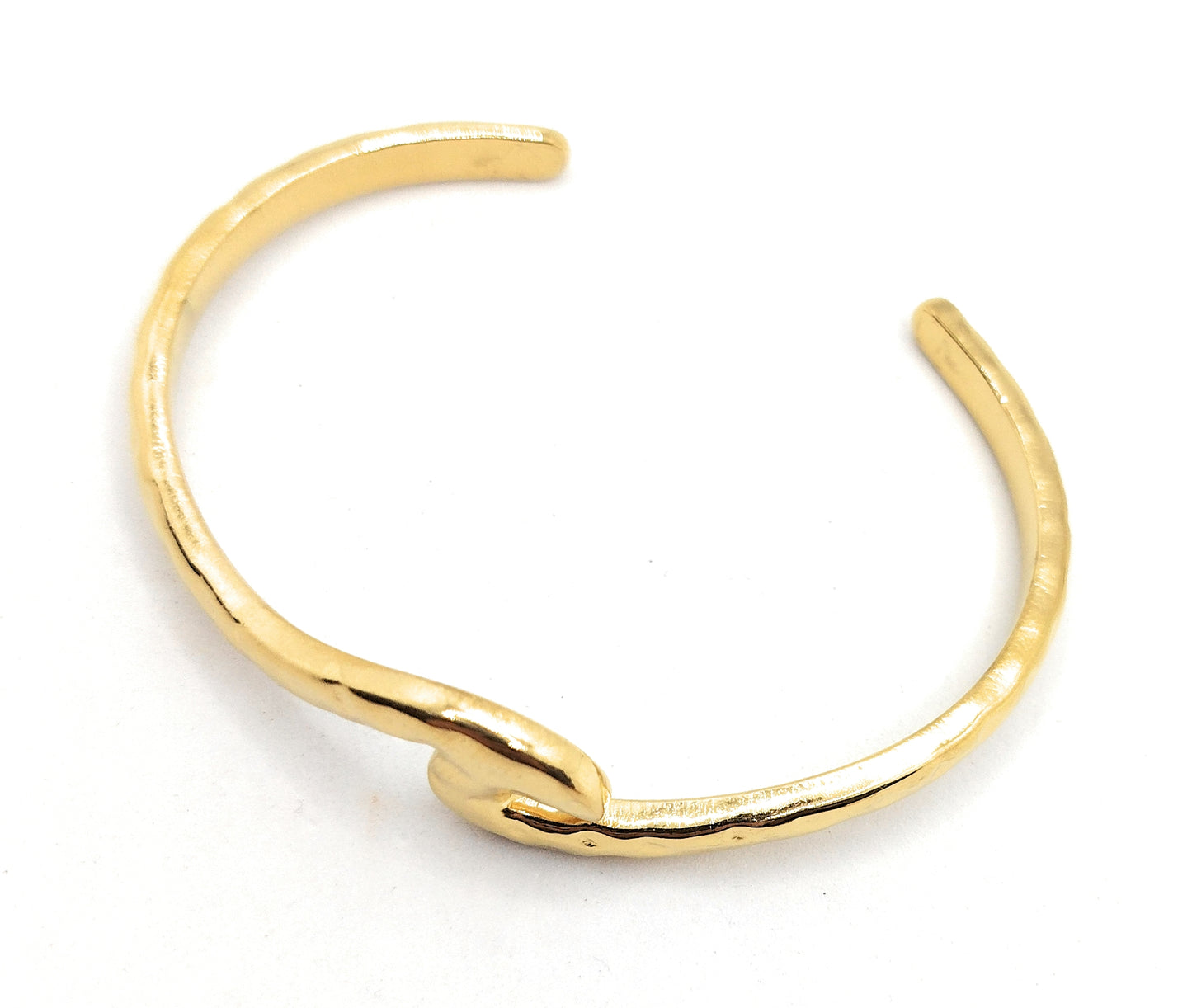 Brazalete Dorado Ola · Elegancia Natural y Brillo Sutil