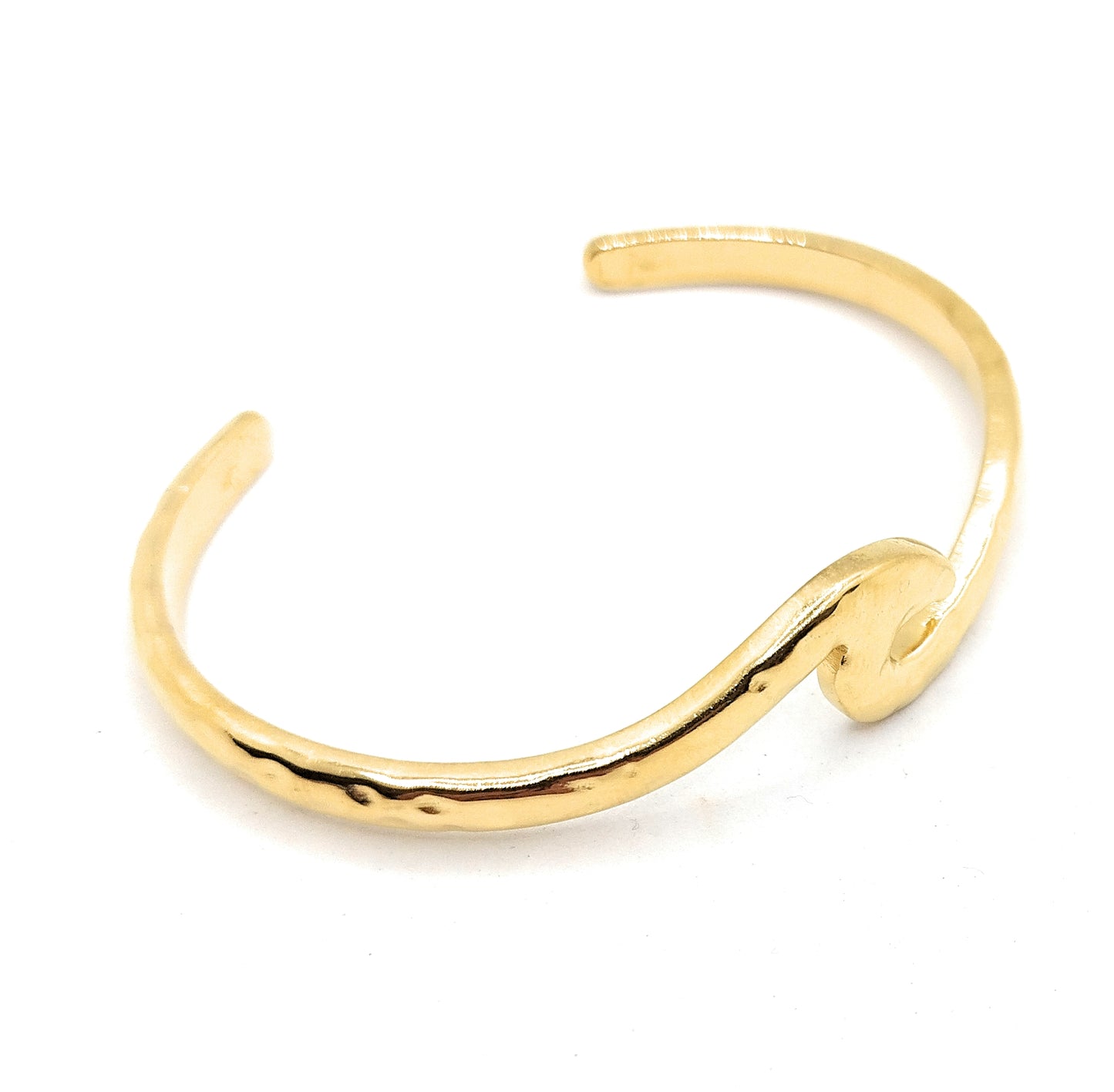 Brazalete Dorado Ola · Elegancia Natural y Brillo Sutil